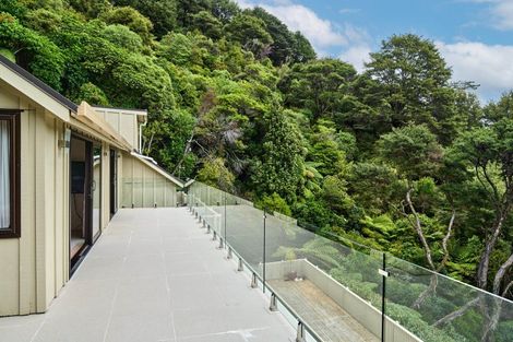 Photo of property in 9 Whiorau Grove, Lowry Bay, Lower Hutt, 5013