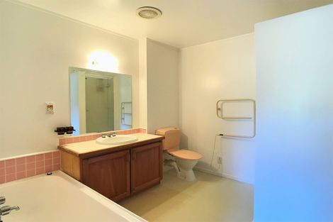 Photo of property in 1/8 Strabo Place, Windsor Park, Auckland, 0632