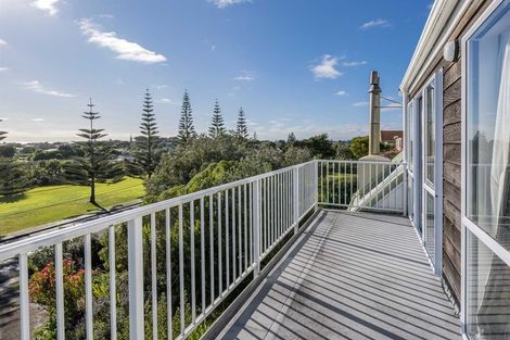 Photo of property in 16 Queens Road, Waikanae Beach, Waikanae, 5036