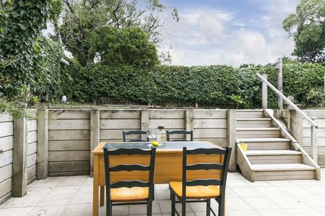 Photo of property in 17 Fairview Crescent, Kelburn, Wellington, 6012