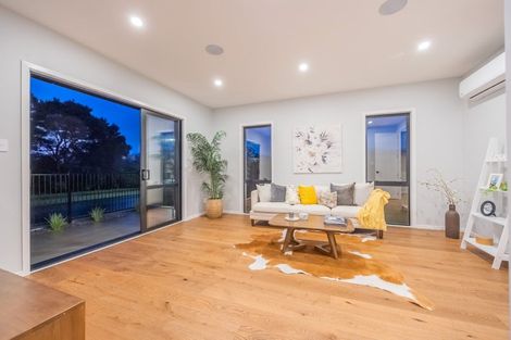 Photo of property in 15 Mcindoe Road, Kumeu, 0810