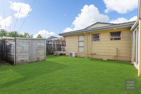 Photo of property in 2/41 Challen Close, Conifer Grove, Takanini, 2112