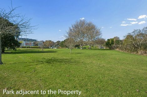 Photo of property in 8/9-13 Fields Parade, Oteha, Auckland, 0632