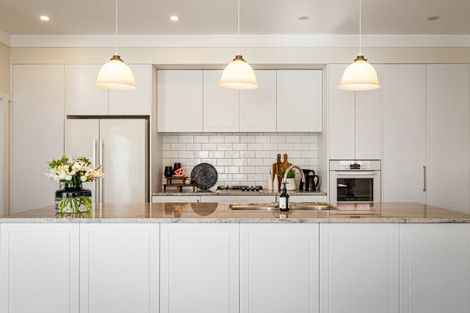 Photo of property in 18 William Bond Street, Stanley Point, Auckland, 0624