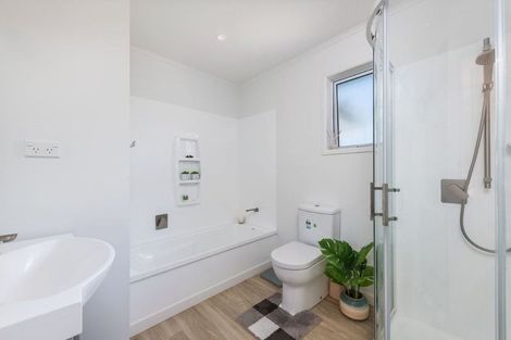 Photo of property in 74 Sylvan Crescent, Te Atatu South, Auckland, 0610
