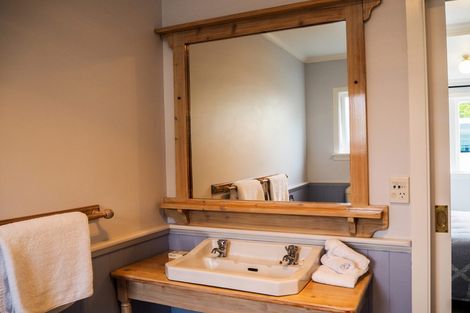 Photo of property in 20 Waikawa Road, Picton, 7220