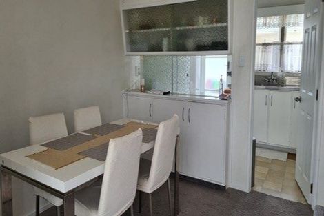 Photo of property in 2/124 Te Atatu Road, Te Atatu South, Auckland, 0610