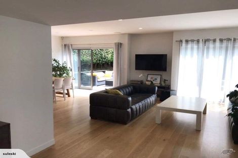 Photo of property in 2/4 Heath Avenue, Northcote, Auckland, 0627