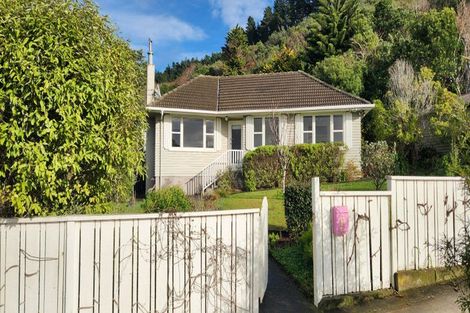 Photo of property in 1 Mckelvey Place, Tawa, Wellington, 5028