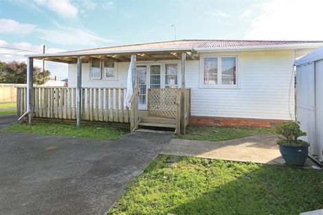 Photo of property in 6 Kirrie Avenue, Te Atatu South, Auckland, 0610
