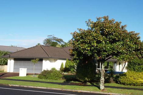 Photo of property in 77 Golfland Drive, Golflands, Auckland, 2013