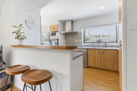 Photo of property in 20a Atlantis Place, Totara Vale, Auckland, 0629