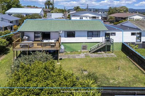 Photo of property in 4/92 Awaroa Road, Sunnyvale, Auckland, 0612
