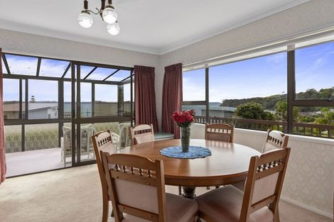 Photo of property in 4 De Luen Avenue, Tindalls Beach, Whangaparaoa, 0930