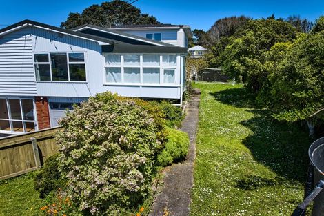 Photo of property in 18 Robert Street, Newlands, Wellington, 6037