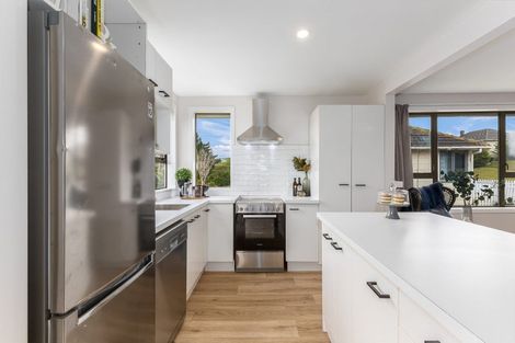 Photo of property in 20 Cornwall Crescent, Cannons Creek, Porirua, 5024