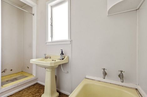 Photo of property in 17 Woodward Avenue, Mangere Bridge, Auckland, 2022