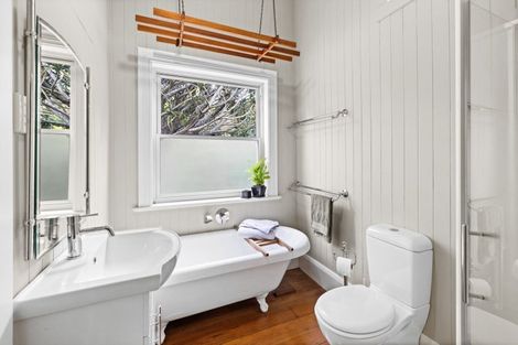 Photo of property in 4 Terrace Lane, Hospital Hill, Napier, 4110