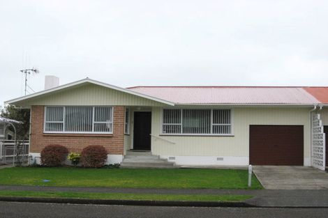 Photo of property in 47 Karaka Crescent, Levin, 5510