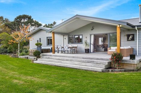 Photo of property in 124 Boord Crescent, Kumeu, 0891