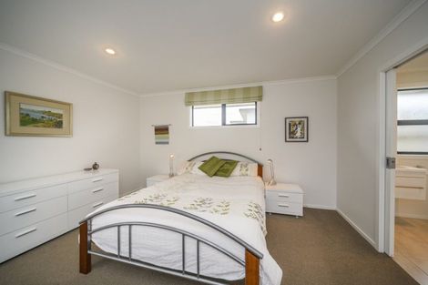 Photo of property in 15 Lorenzo Place, Kelvin Grove, Palmerston North, 4414