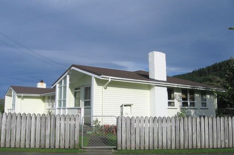 Photo of property in 72 Franklyn Road, Tawa, Wellington, 5028