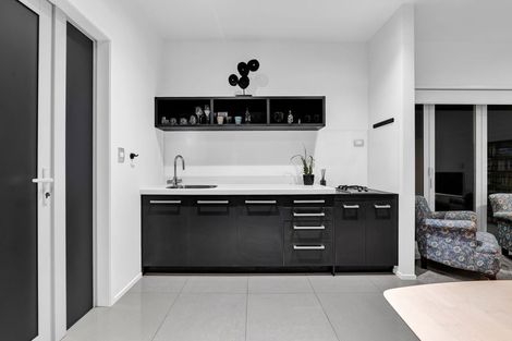 Photo of property in 2/5 Beach Street, Fitzroy, New Plymouth, 4312