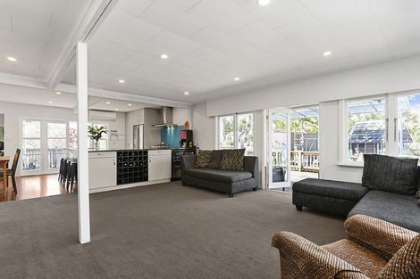 Photo of property in 32 Kashmir Road, Glen Eden, Auckland, 0602