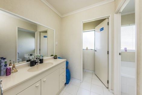 Photo of property in 22 Matilda Place, Weymouth, Auckland, 2103