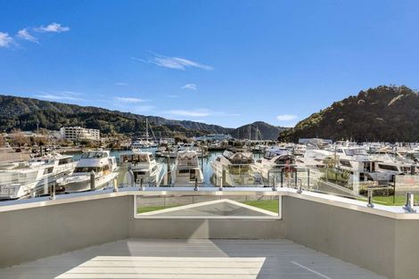 Photo of property in 39 Waikawa Road, Picton, 7220