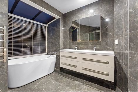 Photo of property in 2/102 Queen Street, Northcote Point, Auckland, 0627