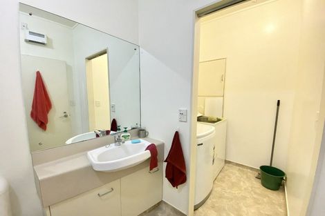 Photo of property in 17 Kent Terrace - Kent Apartments, 5f/16 Kent Terrace, Mount Victoria, Wellington, 6011