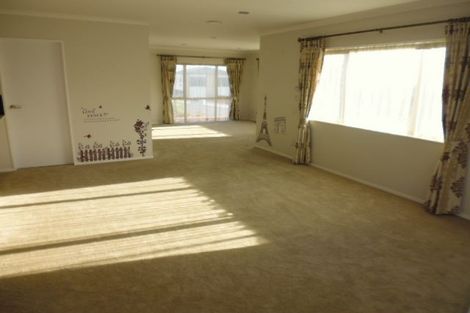 Photo of property in 13 Kereru Rise, Papakura, 2110