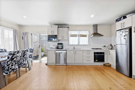 Photo of property in 102 Beaumonts Way, Manurewa, Auckland, 2102