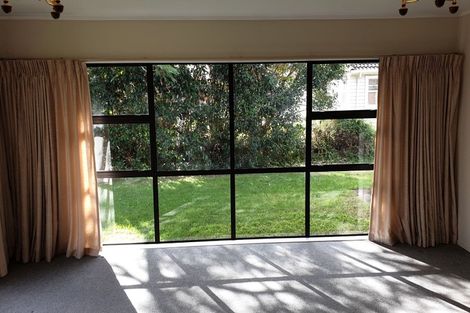 Photo of property in 15 Waiohua Road, Greenlane, Auckland, 1061