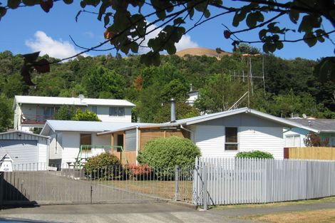 Photo of property in 15 Beryl Grove, Birchville, Upper Hutt, 5018