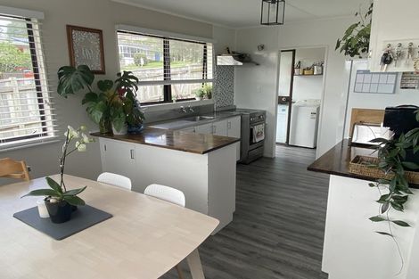 Photo of property in 33 Riversdale Drive, Merrilands, New Plymouth, 4312