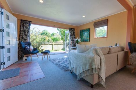 Photo of property in 80 Crawford Avenue, Mangere Bridge, Auckland, 2022