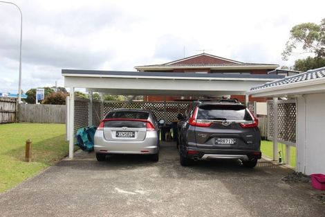 Photo of property in 2/587 Glenfield Road, Totara Vale, Auckland, 0629