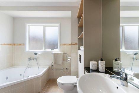 Photo of property in 30 Erne Crescent, East Tamaki, Auckland, 2016