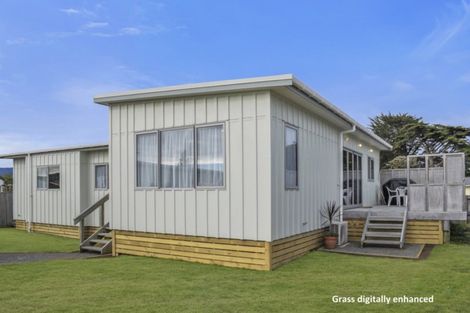 Photo of property in 17 Karaka Street, Otaki Beach, Otaki, 5512