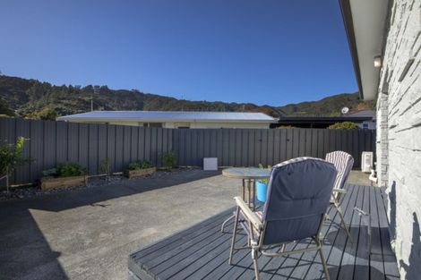 Photo of property in 33 Tawhai Street, Stokes Valley, Lower Hutt, 5019