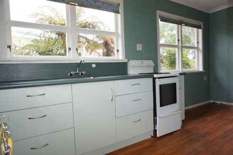 Photo of property in 32 Queenwood Road, Levin, 5510