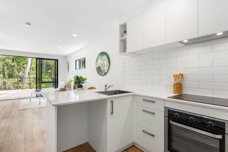 Photo of property in 40 Tokai Place, Glen Eden, 0602