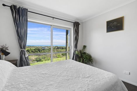 Photo of property in 17 Uxbridge Terrace, Waikawa Beach, Levin, 5573
