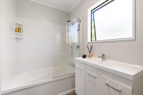 Photo of property in 2 Oaklands Grove, Clouston Park, Upper Hutt, 5018