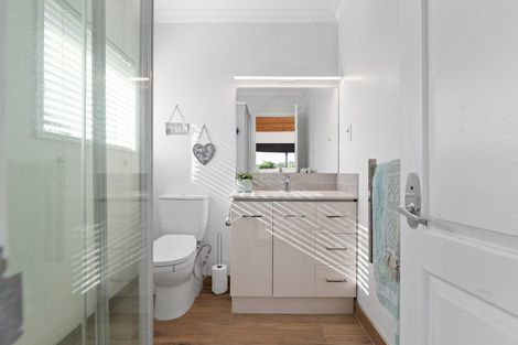 Photo of property in 2 Dallinger Street, St Andrews, Hamilton, 3200