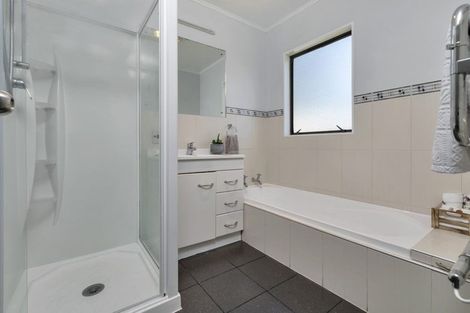 Photo of property in 2/15 Sunward Rise, Glenfield, Auckland, 0629