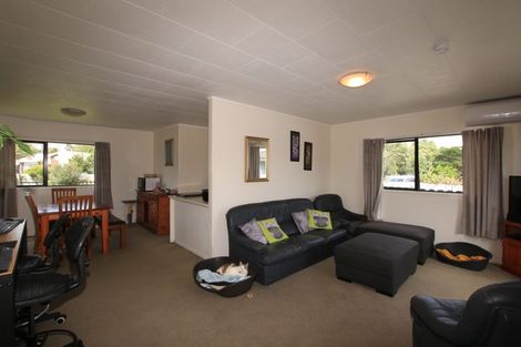 Photo of property in 1/7 Barbados Drive, Unsworth Heights, Auckland, 0632