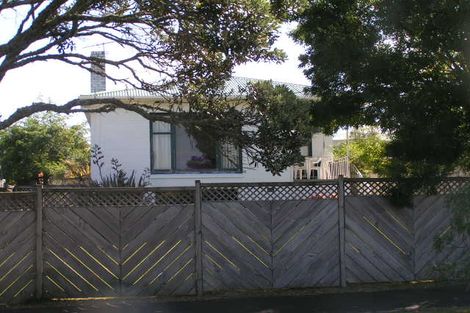 Photo of property in 2/21 Seaview Avenue, Northcote, Auckland, 0627